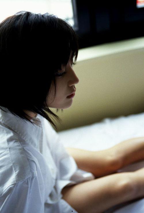 女优写真在线视频,光影交织的诱惑世界  第2张